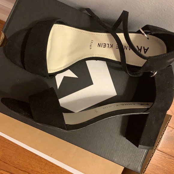 Cute and comfy black suede/velvet Anne klein heels - Picture 5 of 5